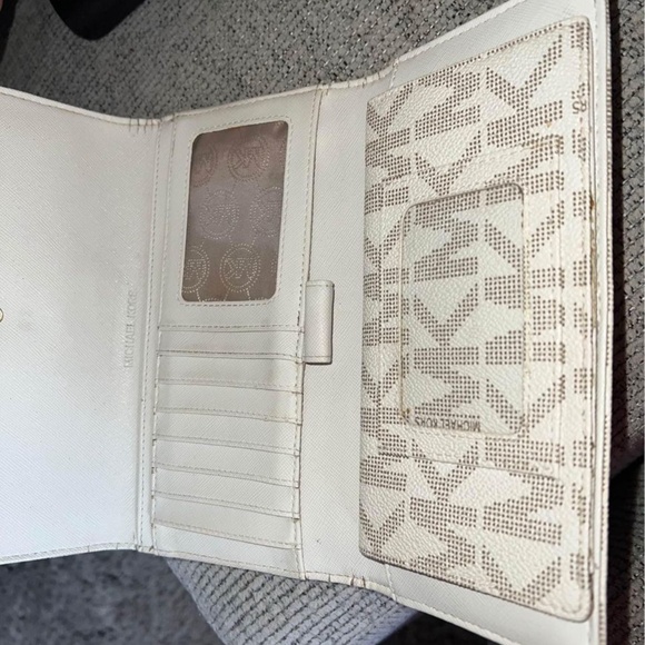 Micheal kors large wallet !! - Picture 4 of 10